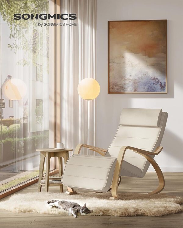 SONGMICS Fauteuil à Bascule, avec Accoudoirs en Bois, Repose-pieds Réglable en 5 Positions, Capacité 150 kg, 121,5 x 67 x 84 cm, pour Chambre, Salon, Beige et Couleur Boisée LYY010WZ01