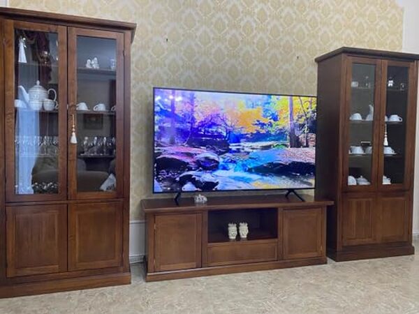 Découvrez notre test complet de la vitrine Mar.c.a. en verre et bois noyer foncé : une alliance parfaite entre design moderne et robustesse.